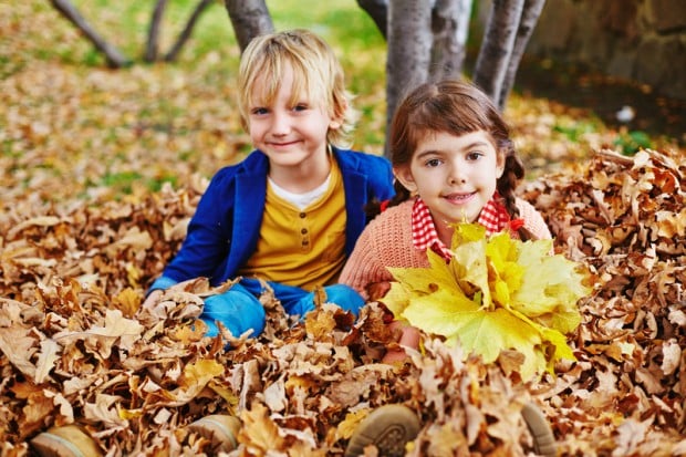 Kinder im Herbstlaub | © Bildagentur PantherMedia / Dmitriy Shironosov