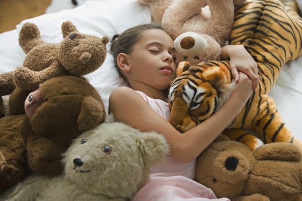 Mädchen schläft mit Kuscheltieren | © Bildagentur PantherMedia / bst2012