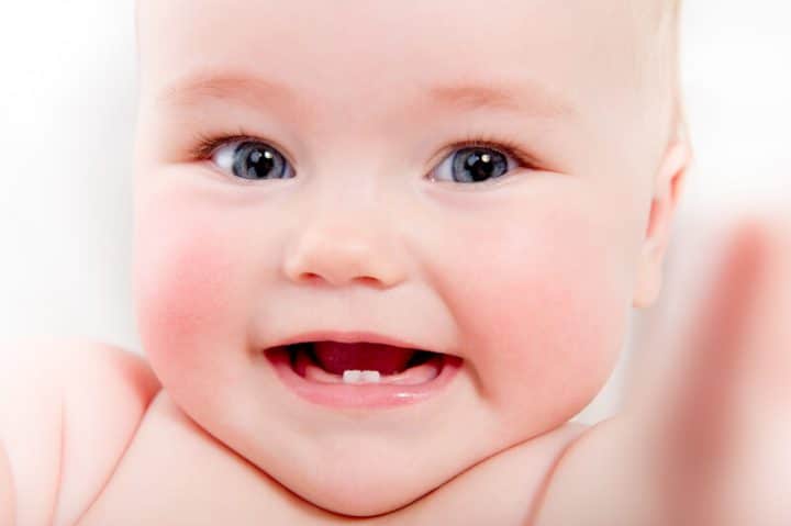 Baby zeigt seine Zähnchen | © panthermedia.net /amoklv