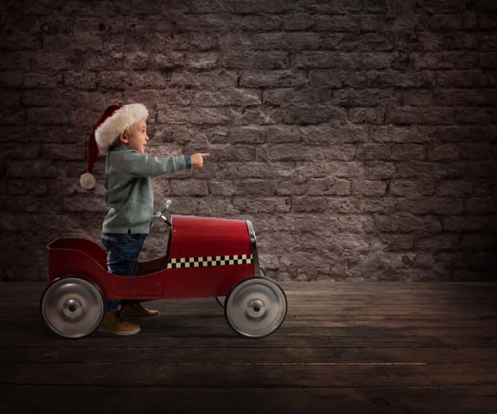 Kind mit einem Spielzeugauto | © panthermedia.net /alphaspirit