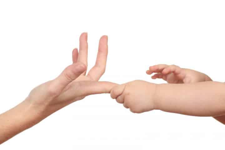Baby greift einen Finger | © panthermedia.net /AntonioGuillemF