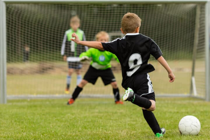 Junge spielt Fußball | © panthermedia.net /Bigandt